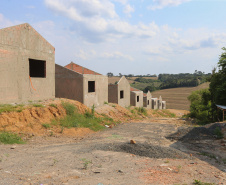 Construção das 157 casas na Vila Zezo em Imbituva,  o local passará por ação completa de regularização fundiária, com demarcação dos lotes individualizados e entrega de títulos de propriedade aos moradores. Também serão feitas obras de infraestrutura complementar para urbanização completa da região.13/10/2020 - Foto: Geraldo Bubniak/AEN