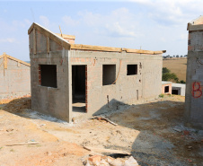 Construção das 157 casas na Vila Zezo em Imbituva,  o local passará por ação completa de regularização fundiária, com demarcação dos lotes individualizados e entrega de títulos de propriedade aos moradores. Também serão feitas obras de infraestrutura complementar para urbanização completa da região.13/10/2020 - Foto: Geraldo Bubniak/AEN