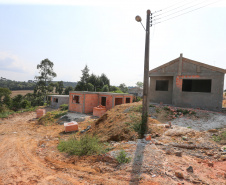 Construção das 157 casas na Vila Zezo em Imbituva,  o local passará por ação completa de regularização fundiária, com demarcação dos lotes individualizados e entrega de títulos de propriedade aos moradores. Também serão feitas obras de infraestrutura complementar para urbanização completa da região.13/10/2020 - Foto: Geraldo Bubniak/AEN