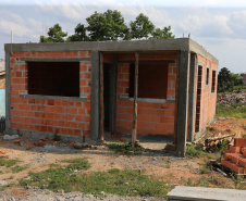 Construção das 157 casas na Vila Zezo em Imbituva,  o local passará por ação completa de regularização fundiária, com demarcação dos lotes individualizados e entrega de títulos de propriedade aos moradores. Também serão feitas obras de infraestrutura complementar para urbanização completa da região.13/10/2020 - Foto: Geraldo Bubniak/AEN