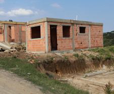 Construção das 157 casas na Vila Zezo em Imbituva,  o local passará por ação completa de regularização fundiária, com demarcação dos lotes individualizados e entrega de títulos de propriedade aos moradores. Também serão feitas obras de infraestrutura complementar para urbanização completa da região.13/10/2020 - Foto: Geraldo Bubniak/AEN