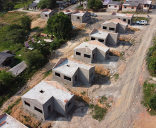 Construção das 157 casas na Vila Zezo em Imbituva,  o local passará por ação completa de regularização fundiária, com demarcação dos lotes individualizados e entrega de títulos de propriedade aos moradores. Também serão feitas obras de infraestrutura complementar para urbanização completa da região.13/10/2020 - Foto: Geraldo Bubniak/AEN