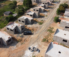 Construção das 157 casas na Vila Zezo em Imbituva,  o local passará por ação completa de regularização fundiária, com demarcação dos lotes individualizados e entrega de títulos de propriedade aos moradores. Também serão feitas obras de infraestrutura complementar para urbanização completa da região.13/10/2020 - Foto: Geraldo Bubniak/AEN