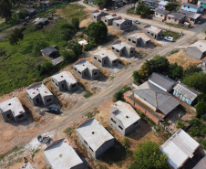 Construção das 157 casas na Vila Zezo em Imbituva,  o local passará por ação completa de regularização fundiária, com demarcação dos lotes individualizados e entrega de títulos de propriedade aos moradores. Também serão feitas obras de infraestrutura complementar para urbanização completa da região.13/10/2020 - Foto: Geraldo Bubniak/AEN