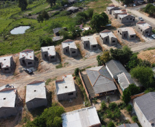 Construção das 157 casas na Vila Zezo em Imbituva,  o local passará por ação completa de regularização fundiária, com demarcação dos lotes individualizados e entrega de títulos de propriedade aos moradores. Também serão feitas obras de infraestrutura complementar para urbanização completa da região.13/10/2020 - Foto: Geraldo Bubniak/AEN