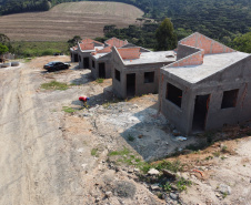 Construção das 157 casas na Vila Zezo em Imbituva,  o local passará por ação completa de regularização fundiária, com demarcação dos lotes individualizados e entrega de títulos de propriedade aos moradores. Também serão feitas obras de infraestrutura complementar para urbanização completa da região.13/10/2020 - Foto: Geraldo Bubniak/AEN