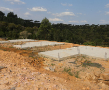 Construção das 157 casas na Vila Zezo em Imbituva,  o local passará por ação completa de regularização fundiária, com demarcação dos lotes individualizados e entrega de títulos de propriedade aos moradores. Também serão feitas obras de infraestrutura complementar para urbanização completa da região.13/10/2020 - Foto: Geraldo Bubniak/AEN