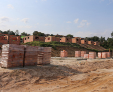 Construção das 157 casas na Vila Zezo em Imbituva,  o local passará por ação completa de regularização fundiária, com demarcação dos lotes individualizados e entrega de títulos de propriedade aos moradores. Também serão feitas obras de infraestrutura complementar para urbanização completa da região.13/10/2020 - Foto: Geraldo Bubniak/AEN