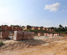 Construção das 157 casas na Vila Zezo em Imbituva,  o local passará por ação completa de regularização fundiária, com demarcação dos lotes individualizados e entrega de títulos de propriedade aos moradores. Também serão feitas obras de infraestrutura complementar para urbanização completa da região.13/10/2020 - Foto: Geraldo Bubniak/AEN