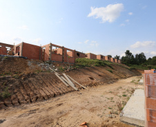 Construção das 157 casas na Vila Zezo em Imbituva,  o local passará por ação completa de regularização fundiária, com demarcação dos lotes individualizados e entrega de títulos de propriedade aos moradores. Também serão feitas obras de infraestrutura complementar para urbanização completa da região.13/10/2020 - Foto: Geraldo Bubniak/AEN