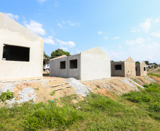 Construção das 157 casas na Vila Zezo em Imbituva,  o local passará por ação completa de regularização fundiária, com demarcação dos lotes individualizados e entrega de títulos de propriedade aos moradores. Também serão feitas obras de infraestrutura complementar para urbanização completa da região.13/10/2020 - Foto: Geraldo Bubniak/AEN