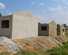 Construção das 157 casas na Vila Zezo em Imbituva,  o local passará por ação completa de regularização fundiária, com demarcação dos lotes individualizados e entrega de títulos de propriedade aos moradores. Também serão feitas obras de infraestrutura complementar para urbanização completa da região.13/10/2020 - Foto: Geraldo Bubniak/AEN