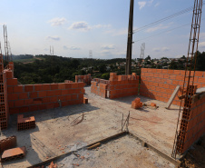 Construção das 157 casas na Vila Zezo em Imbituva,  o local passará por ação completa de regularização fundiária, com demarcação dos lotes individualizados e entrega de títulos de propriedade aos moradores. Também serão feitas obras de infraestrutura complementar para urbanização completa da região.13/10/2020 - Foto: Geraldo Bubniak/AEN