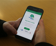 O Governo do Estado lançou nesta quinta-feira (5), na Universidade Estadual de Londrina (UEL), um novo serviço de atendimento à população chamado Saúde Online Paraná. A plataforma inovadora utiliza um sofisticado sistema de Inteligência Artificial, que vai conectar os pacientes e profissionais da Saúde de forma personalizada e eficiente.  Foto: Geraldo Bubniak/AEN