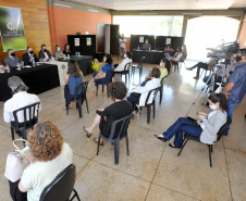 O Governo do Estado lançou nesta quinta-feira (5), na Universidade Estadual de Londrina (UEL), um novo serviço de atendimento à população chamado Saúde Online Paraná. A plataforma inovadora utiliza um sofisticado sistema de Inteligência Artificial, que vai conectar os pacientes e profissionais da Saúde de forma personalizada e eficiente. 