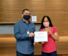 Beneficiados pelo projeto receberam certificado simbólico de participação. Foto: Sanepar