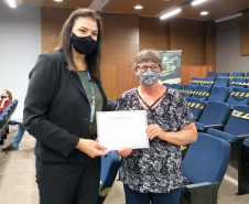 Beneficiados pelo projeto receberam certificado simbólico de participação. Foto: Sanepar