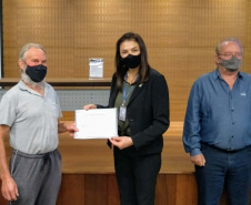 Beneficiados pelo projeto receberam certificado simbólico de participação. Foto: Sanepar