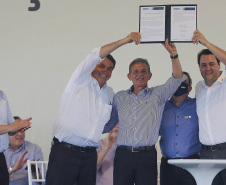
O governador Carlos Massa Ratinho Junior participou nesta sexta-feira (06), ao lado presidente da República Jair Bolsonaro, da inauguração da Pequena Central Hidrelétrica (PCH) Bedim, em Renascença, na Região Sudoeste