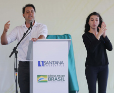 O governador Carlos Massa Ratinho Junior e o presidente da República Jair Bolsonaro assinaram nesta sexta-feira (06) o convênio que vai permitir a reestruturação e modernização de parte do trecho paranaense da BR-487, a chamada Estrada Boiadeira.