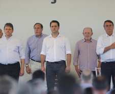 O governador Carlos Massa Ratinho Junior e o presidente da República Jair Bolsonaro assinaram nesta sexta-feira (06) o convênio que vai permitir a reestruturação e modernização de parte do trecho paranaense da BR-487, a chamada Estrada Boiadeira.
