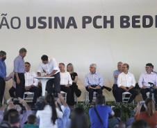O governador Carlos Massa Ratinho Junior e o presidente da República Jair Bolsonaro assinaram nesta sexta-feira (06) o convênio que vai permitir a reestruturação e modernização de parte do trecho paranaense da BR-487, a chamada Estrada Boiadeira.