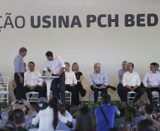 O governador Carlos Massa Ratinho Junior e o presidente da República Jair Bolsonaro assinaram nesta sexta-feira (06) o convênio que vai permitir a reestruturação e modernização de parte do trecho paranaense da BR-487, a chamada Estrada Boiadeira.