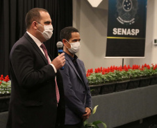 O encerramento do evento Senasp Itinerante, organizado Secretaria Nacional de Segurança Pública (SENASP), do Ministério da Justiça e Segurança Pública ocorreu nesta sexta-feira (06/11). No último dia do encontro foram feitas reuniões com os comandantes do Corpo de Bombeiros e diretores da Polícia Científica da região sul do país. Além disso, duas câmaras temáticas, uma sobre emendas parlamentares e outra sobre georreferenciamento e geointeligência, concluíram o evento.Foto:SESP