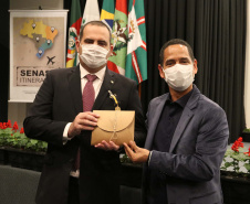 O encerramento do evento Senasp Itinerante, organizado Secretaria Nacional de Segurança Pública (SENASP), do Ministério da Justiça e Segurança Pública ocorreu nesta sexta-feira (06/11). No último dia do encontro foram feitas reuniões com os comandantes do Corpo de Bombeiros e diretores da Polícia Científica da região sul do país. Além disso, duas câmaras temáticas, uma sobre emendas parlamentares e outra sobre georreferenciamento e geointeligência, concluíram o evento.Foto:SESP