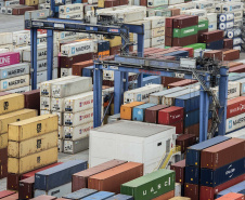 Movimento de dez meses indica novo recorde dos portos do Paraná neste ano