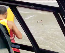 Neste final de semana, o helicóptero Falcão 8 foi acionado para o resgate de três pessoas que estavam se afogando no Litoral. Um jovem está internado no Hospital Regional de Paranaguá. Conforme o Corpo de Bombeiros, entre sábado e domingo foram registrados 13 afogamentos no Estado. Foto: BPMOA