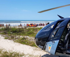 Neste final de semana, o helicóptero Falcão 8 foi acionado para o resgate de três pessoas que estavam se afogando no Litoral. Um jovem está internado no Hospital Regional de Paranaguá. Conforme o Corpo de Bombeiros, entre sábado e domingo foram registrados 13 afogamentos no Estado. Foto: BPMOA