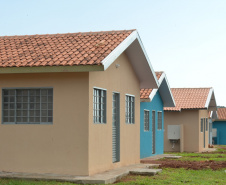 Famílias que vivem em situação de vulnerabilidade social dos municípios do Noroeste do Paraná terão a oportunidade de conquistar a casa própria sem pagar nada por isso. O Governo do Estado autorizou o início das obras de construção de 37 novas casas populares em Querência do Norte e outras 34 unidades em Santa Cruz de Monte Castelo, cuja entrega está prevista para o primeiro semestre de 2021.  Foto: Cohapar