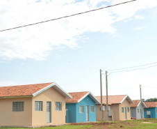 Famílias que vivem em situação de vulnerabilidade social dos municípios do Noroeste do Paraná terão a oportunidade de conquistar a casa própria sem pagar nada por isso. O Governo do Estado autorizou o início das obras de construção de 37 novas casas populares em Querência do Norte e outras 34 unidades em Santa Cruz de Monte Castelo, cuja entrega está prevista para o primeiro semestre de 2021.  Foto: Cohapar