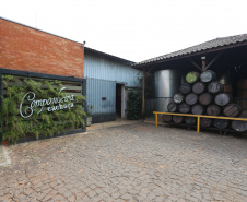 FEITO NO PARANA - Cachaça Companheira Melhor Cachaça Extra Premium do Brasil. Eleita pelo IV Ranking da Cúpula da Cachaça. Considerada a Cachaça do ano de 2020 por atingir a maior pontuação entre todas as 50 finalistas do Ranking.Jandaia do Sul - 06/10/2020 - Foto: Geraldo Bubniak/AEN