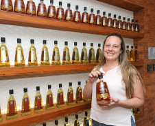 FEITO NO PARANA - Cachaça Companheira Melhor Cachaça Extra Premium do Brasil. Eleita pelo IV Ranking da Cúpula da Cachaça. Considerada a Cachaça do ano de 2020 por atingir a maior pontuação entre todas as 50 finalistas do Ranking. Na foto, Raquel Bonicontro gerente da Cacharia.Jandaia do Sul - 06/10/2020 - Foto: Geraldo Bubniak/AEN