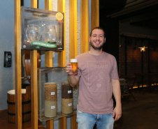 FEITO NO PARANA - Cervejaria Cathedral, de Maringa, que foi eleita por três anos consecutivos como a melhor cervejaria do Brasil, pelo Concurso Brasileiro de Cervejas, em 2018, 2019 e 2020. Na foto, Daniel Chaves da Silveira , sócio-proprietário da cervejaria.Maringa - 07/10/2020 - Foto: Geraldo Bubniak/AEN