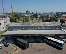 O terminal rodoviário de Guaraniaçu, no Centro-Sul do Estado, é uma extensão da vida de Otacílio de Oliveira. É lá, vendendo sorvetes e picolés, que ele ganha dinheiro para cuidar da família. Os produtos partem de R$ 1,25, dos mais variados tipos de fruta. O sorveteiro anda que é só sorrisos ultimamente. O movimento, diz, melhorou muito depois que o complexo foi reformado.