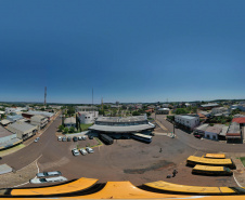 O terminal rodoviário de Guaraniaçu, no Centro-Sul do Estado, é uma extensão da vida de Otacílio de Oliveira. É lá, vendendo sorvetes e picolés, que ele ganha dinheiro para cuidar da família. Os produtos partem de R$ 1,25, dos mais variados tipos de fruta. O sorveteiro anda que é só sorrisos ultimamente. O movimento, diz, melhorou muito depois que o complexo foi reformado.