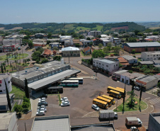 O terminal rodoviário de Guaraniaçu, no Centro-Sul do Estado, é uma extensão da vida de Otacílio de Oliveira. É lá, vendendo sorvetes e picolés, que ele ganha dinheiro para cuidar da família. Os produtos partem de R$ 1,25, dos mais variados tipos de fruta. O sorveteiro anda que é só sorrisos ultimamente. O movimento, diz, melhorou muito depois que o complexo foi reformado.