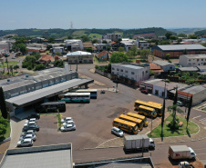 O terminal rodoviário de Guaraniaçu, no Centro-Sul do Estado, é uma extensão da vida de Otacílio de Oliveira. É lá, vendendo sorvetes e picolés, que ele ganha dinheiro para cuidar da família. Os produtos partem de R$ 1,25, dos mais variados tipos de fruta. O sorveteiro anda que é só sorrisos ultimamente. O movimento, diz, melhorou muito depois que o complexo foi reformado.