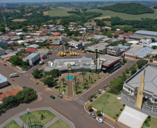 O terminal rodoviário de Guaraniaçu, no Centro-Sul do Estado, é uma extensão da vida de Otacílio de Oliveira. É lá, vendendo sorvetes e picolés, que ele ganha dinheiro para cuidar da família. Os produtos partem de R$ 1,25, dos mais variados tipos de fruta. O sorveteiro anda que é só sorrisos ultimamente. O movimento, diz, melhorou muito depois que o complexo foi reformado.