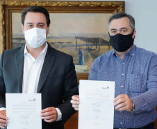 O governador Carlos Massa Ratinho Junior e o secretário de Estado da Saúde, Beto Preto, assinaram nesta terça-feira (10) a ordem de serviço para o início da obra de construção do novo Pronto Socorro do Hospital Norte Paranaense (Honpar), de Arapongas. O processo, que teve início em 2018, foi orçado em mais de R$ 16 milhões, mas após revisão e reestruturação houve economia de quase 20% no projeto, com liberação final de R$ 13,5 milhões.