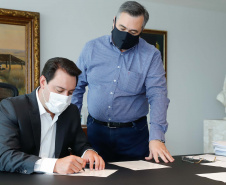 O governador Carlos Massa Ratinho Junior e o secretário de Estado da Saúde, Beto Preto, assinaram nesta terça-feira (10) a ordem de serviço para o início da obra de construção do novo Pronto Socorro do Hospital Norte Paranaense (Honpar), de Arapongas. O processo, que teve início em 2018, foi orçado em mais de R$ 16 milhões, mas após revisão e reestruturação houve economia de quase 20% no projeto, com liberação final de R$ 13,5 milhões.