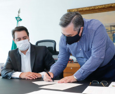 O governador Carlos Massa Ratinho Junior e o secretário de Estado da Saúde, Beto Preto, assinaram nesta terça-feira (10) a ordem de serviço para o início da obra de construção do novo Pronto Socorro do Hospital Norte Paranaense (Honpar), de Arapongas. O processo, que teve início em 2018, foi orçado em mais de R$ 16 milhões, mas após revisão e reestruturação houve economia de quase 20% no projeto, com liberação final de R$ 13,5 milhões.