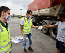 A empresa pública Portos do Paraná dá início à campanha para orientar os trabalhadores portuários, prestadores de serviços e caminhoneiros quanto ao teste do etilômetro, que passa ser realizado a partir do próximo dia 30. O etilômetros é o equipamento utilizado para fazer o exame que indica a concentração de álcool no ar exalado dos pulmões de quem é testado.