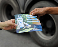 A empresa pública Portos do Paraná dá início à campanha para orientar os trabalhadores portuários, prestadores de serviços e caminhoneiros quanto ao teste do etilômetro, que passa ser realizado a partir do próximo dia 30. O etilômetros é o equipamento utilizado para fazer o exame que indica a concentração de álcool no ar exalado dos pulmões de quem é testado.