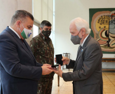 O governador em exercicio Darci Piana entrega nesta quarta-feira (11) a Medalha do Merito da Casa Militar ao lado do  Chefe da Casa Militar Tenente-Coronel Welby Pereira Sales para o Secretário da Segurança Pública do Paraná, coronel Romulo Marinho Soares, Presidente do Tribunal de Justiça, desembargador Adalberto Jorge Xisto Pereira e para o comandante da 5ª Divisão do Exército Brasileiro, general Carlos José Russo Assumpção Penteado.   Curitiba, 27/08/2020 -  Foto: Geraldo Bubniak/AEN