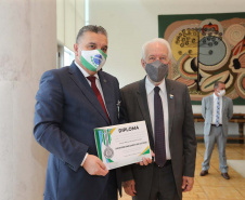 O governador em exercicio Darci Piana entrega nesta quarta-feira (11) a Medalha do Merito da Casa Militar ao lado do  Chefe da Casa Militar Tenente-Coronel Welby Pereira Sales para o Secretário da Segurança Pública do Paraná, coronel Romulo Marinho Soares, Presidente do Tribunal de Justiça, desembargador Adalberto Jorge Xisto Pereira e para o comandante da 5ª Divisão do Exército Brasileiro, general Carlos José Russo Assumpção Penteado.   Curitiba, 27/08/2020 -  Foto: Geraldo Bubniak/AEN