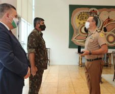 O governador em exercicio Darci Piana entrega nesta quarta-feira (11) a Medalha do Merito da Casa Militar ao lado do  Chefe da Casa Militar Tenente-Coronel Welby Pereira Sales para o Secretário da Segurança Pública do Paraná, coronel Romulo Marinho Soares, Presidente do Tribunal de Justiça, desembargador Adalberto Jorge Xisto Pereira e para o comandante da 5ª Divisão do Exército Brasileiro, general Carlos José Russo Assumpção Penteado.   Curitiba, 27/08/2020 -  Foto: Geraldo Bubniak/AEN